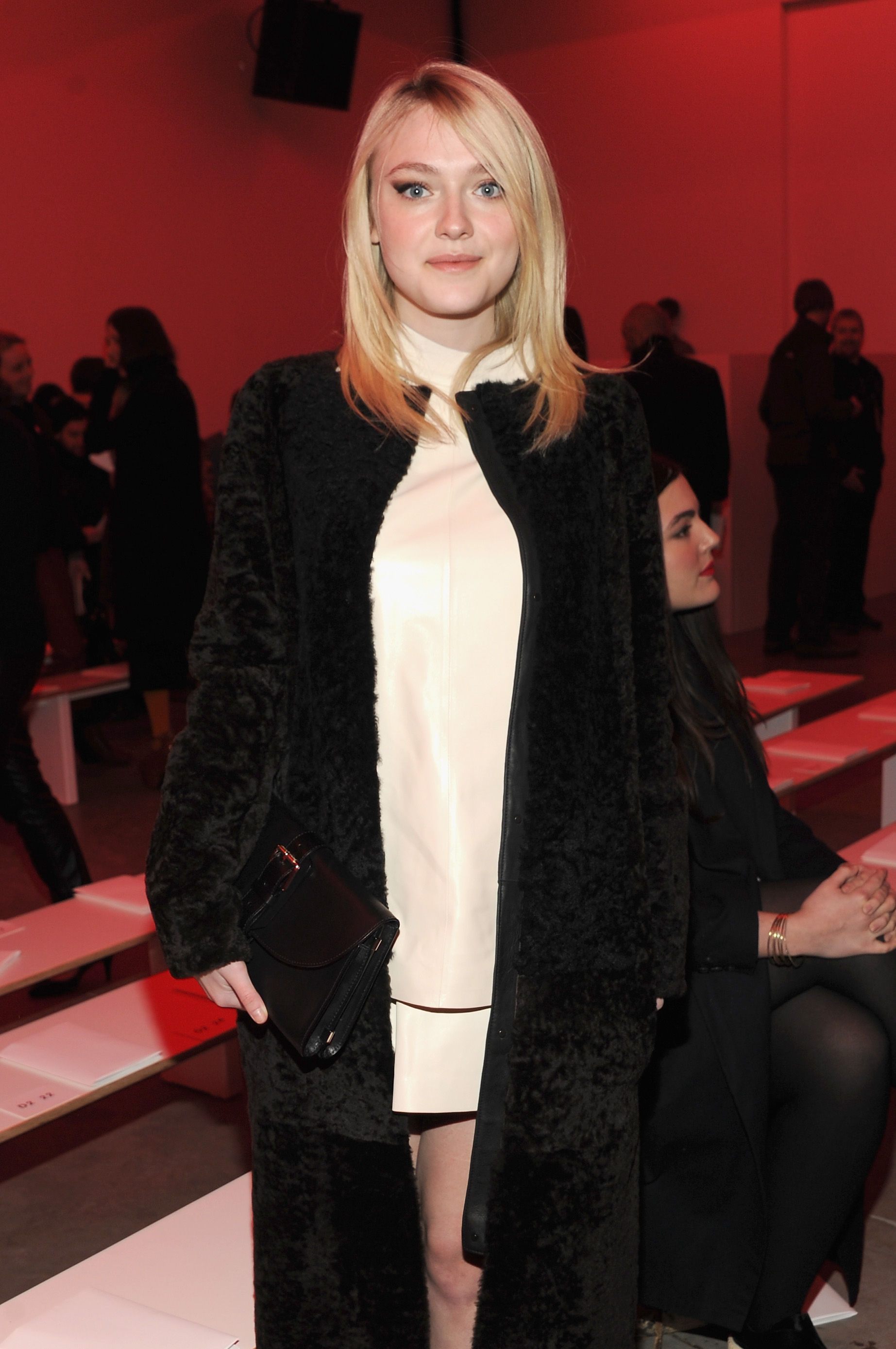 Дакота Фаннинг. Дакота побывала на модном показе брэнда "Proenza Schouler" в Нью-Йорке.