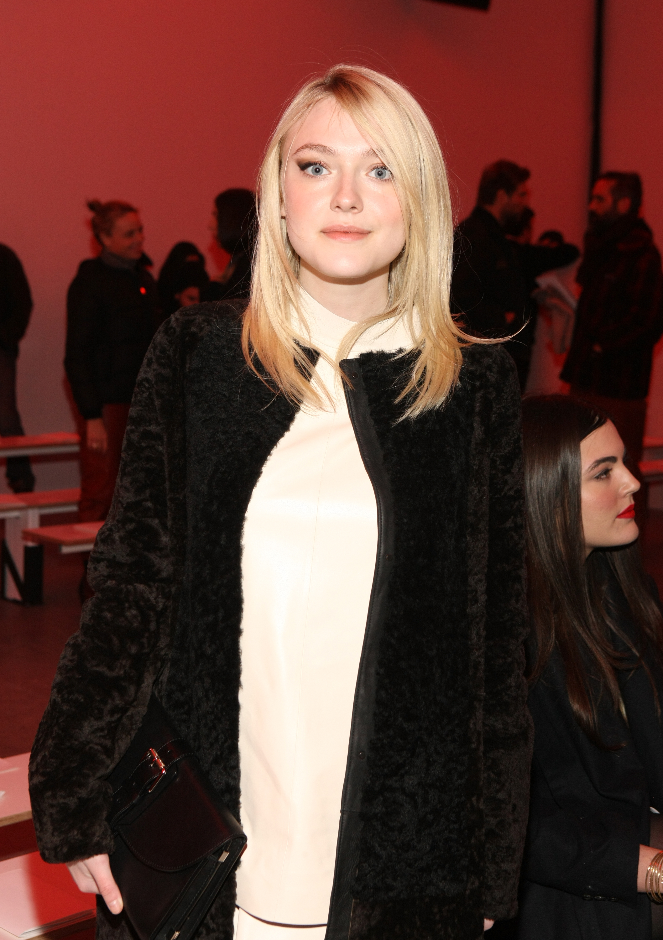 Дакота Фаннинг. Дакота побывала на модном показе брэнда "Proenza Schouler" в Нью-Йорке.