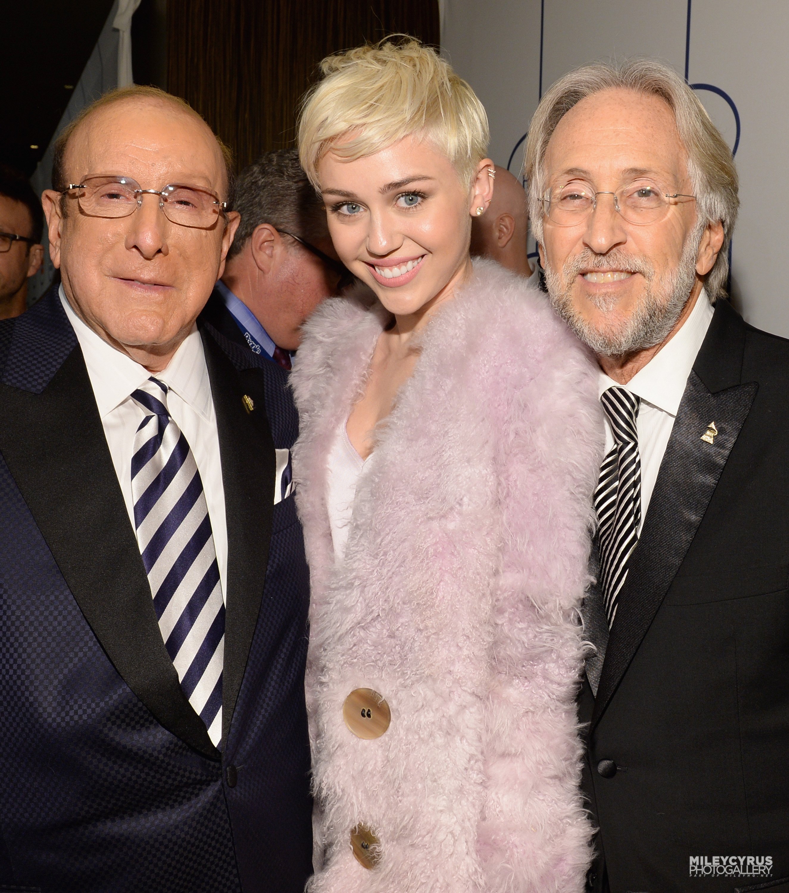 Майли Сайрус. Майли на гала-вечере «Pre-Grammy 2014» в Лос-Анджелесе, США