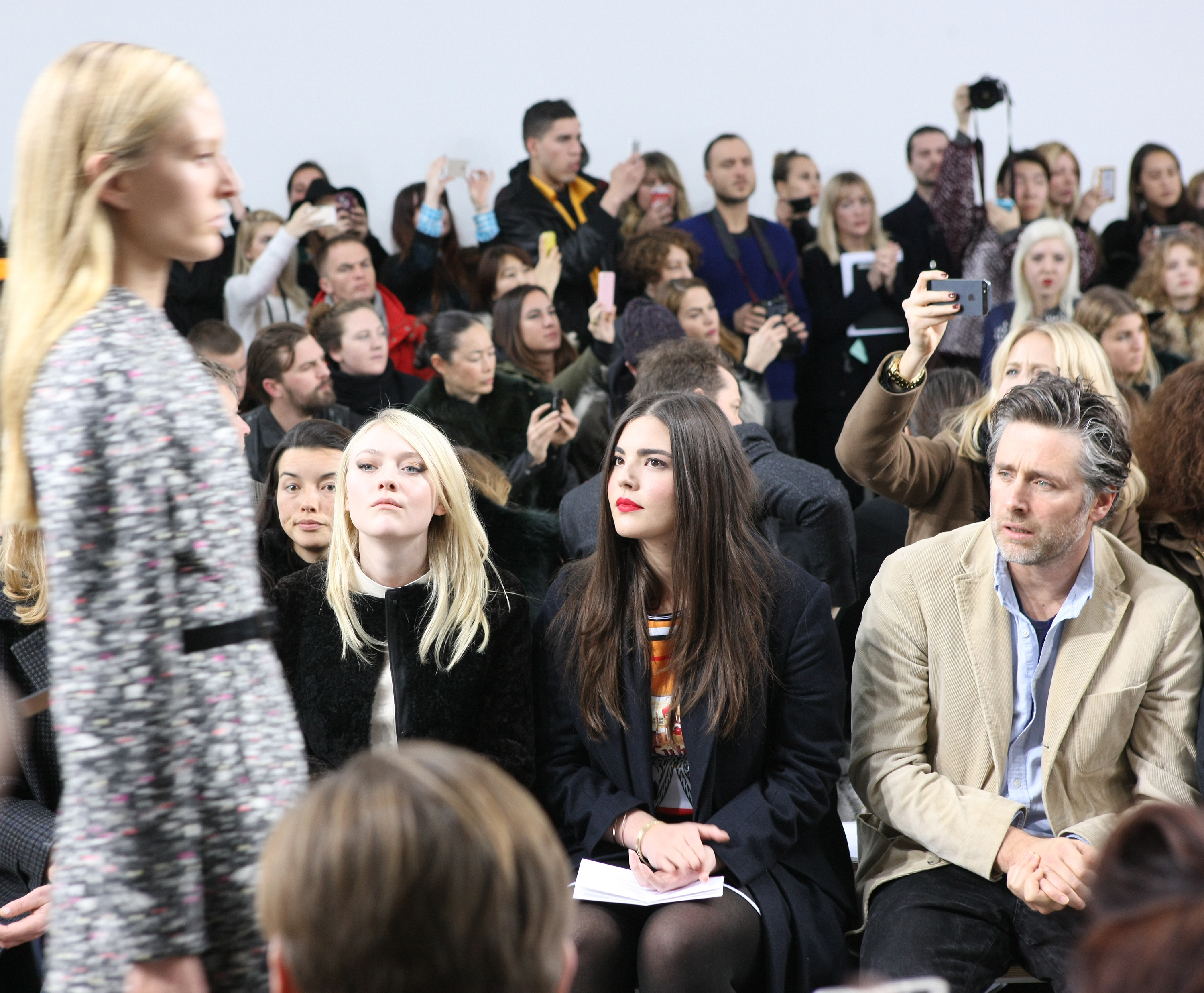 Дакота Фаннинг. Дакота побывала на модном показе брэнда "Proenza Schouler" в Нью-Йорке.