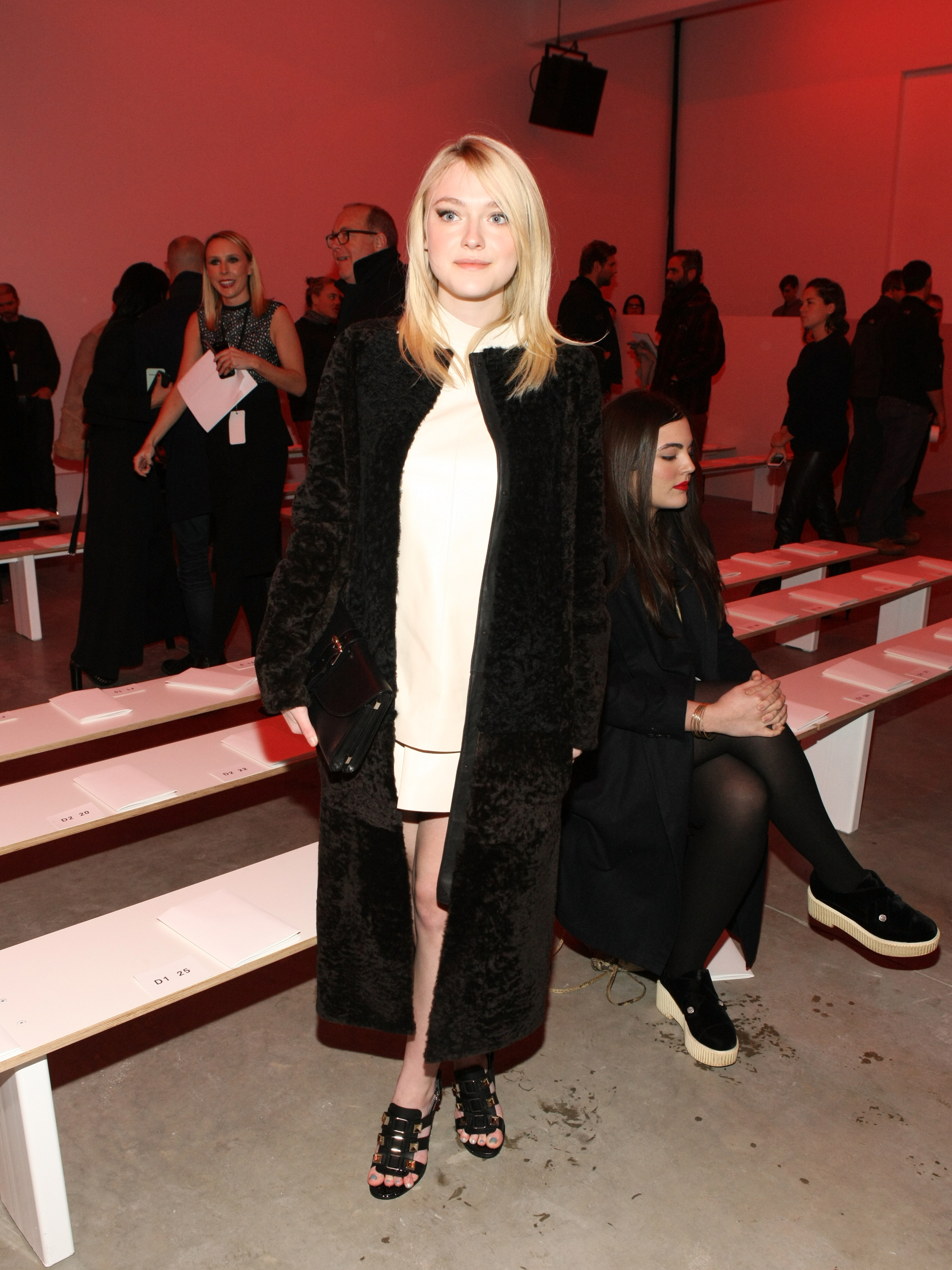 Дакота Фаннинг. Дакота побывала на модном показе брэнда "Proenza Schouler" в Нью-Йорке.