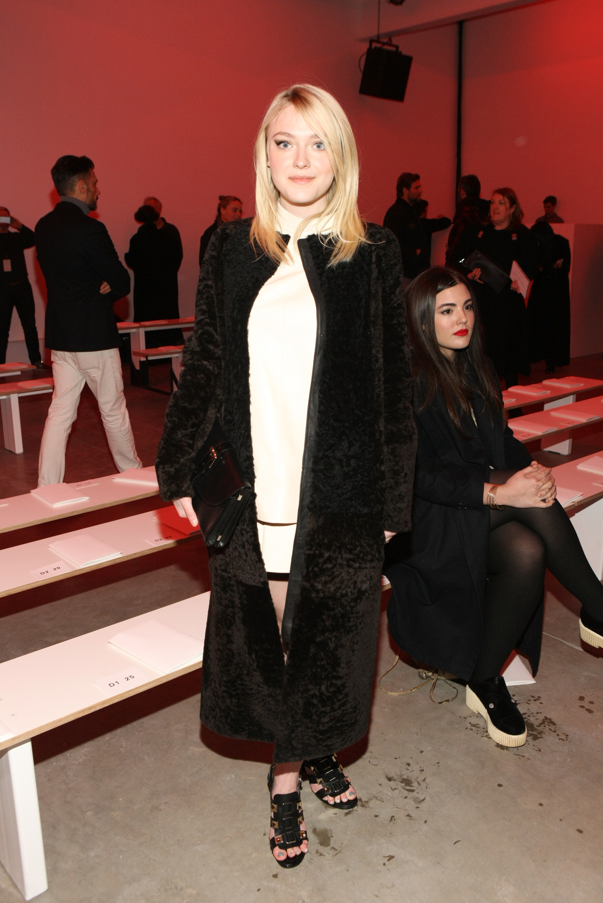 Дакота Фаннинг. Дакота побывала на модном показе брэнда "Proenza Schouler" в Нью-Йорке.