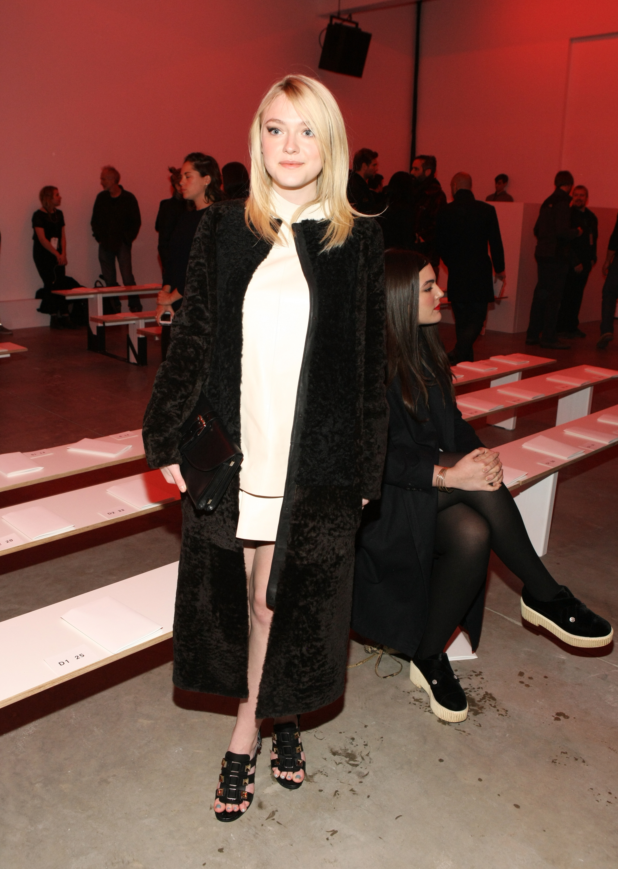 Дакота Фаннинг. Дакота побывала на модном показе брэнда "Proenza Schouler" в Нью-Йорке.