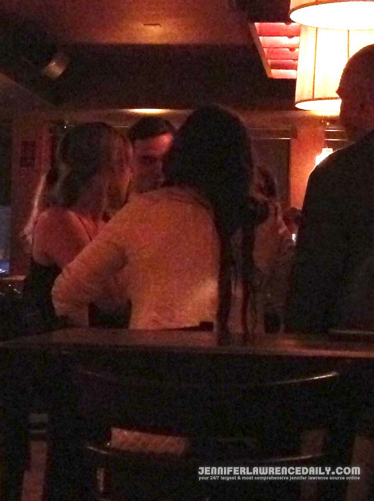 Дженнифер Лоуренс. Несколько фанатских фото Дженнифер и Ника, сделанных в ресторане Монреаля 6 июля