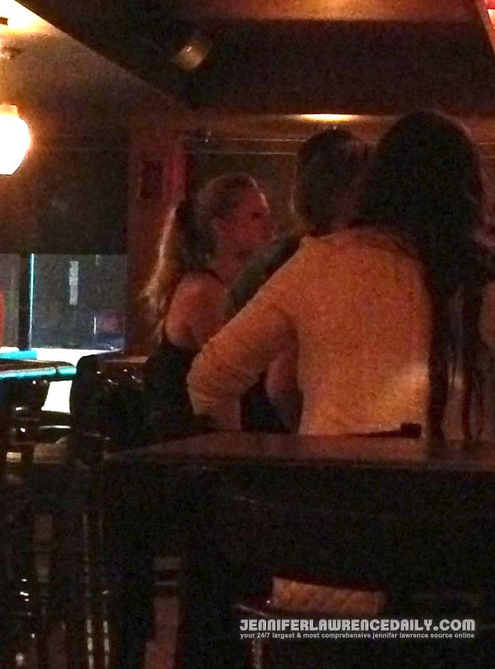 Дженнифер Лоуренс. Несколько фанатских фото Дженнифер и Ника, сделанных в ресторане Монреаля 6 июля