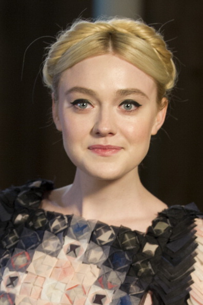 Дакота Фаннинг. Дакота и Кристен Стюарт посетили показ модного дома Chanel в Далласе.