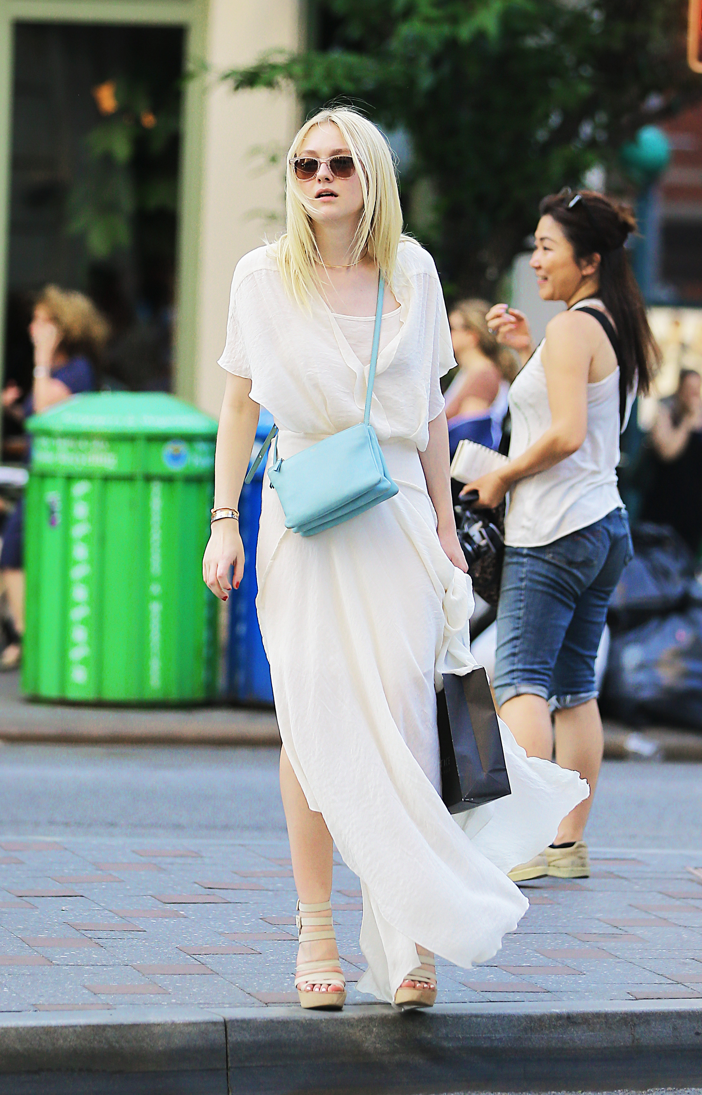 Дакота Фаннинг. Обворожительная Дакота и Джейми гуляют по улицам Нью-Йорка.