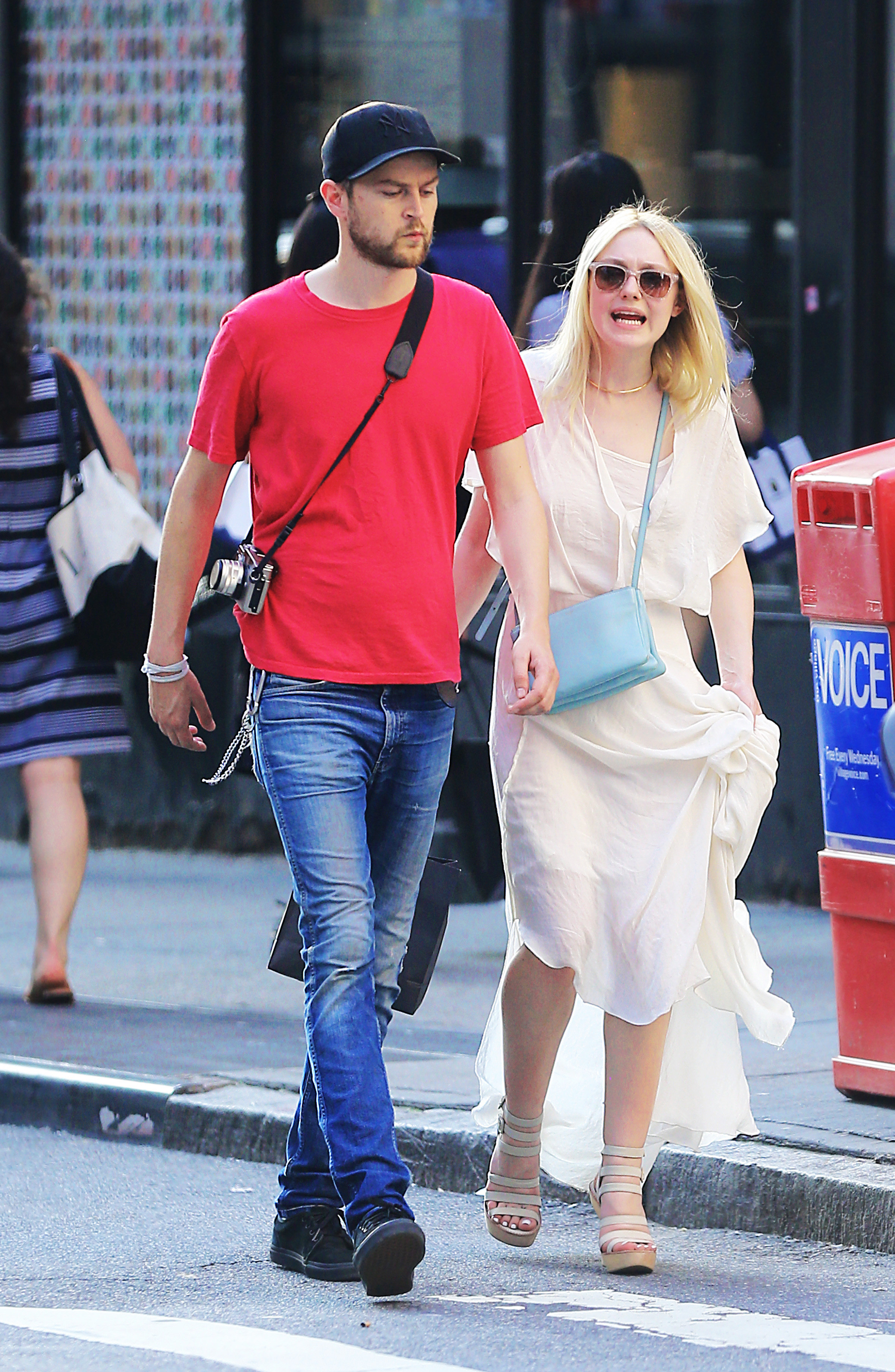 Дакота Фаннинг. Обворожительная Дакота и Джейми гуляют по улицам Нью-Йорка.