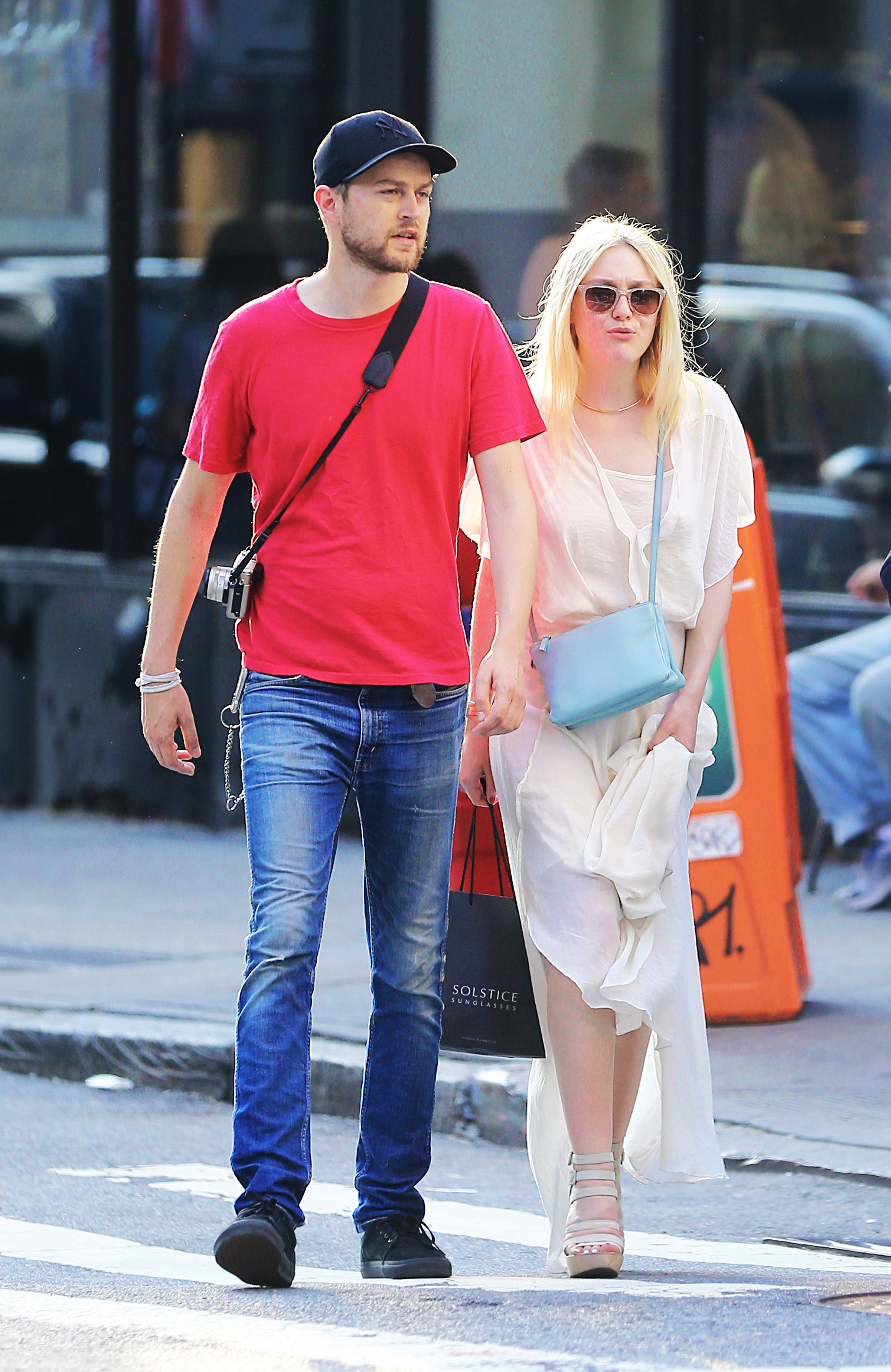 Дакота Фаннинг. Обворожительная Дакота и Джейми гуляют по улицам Нью-Йорка.