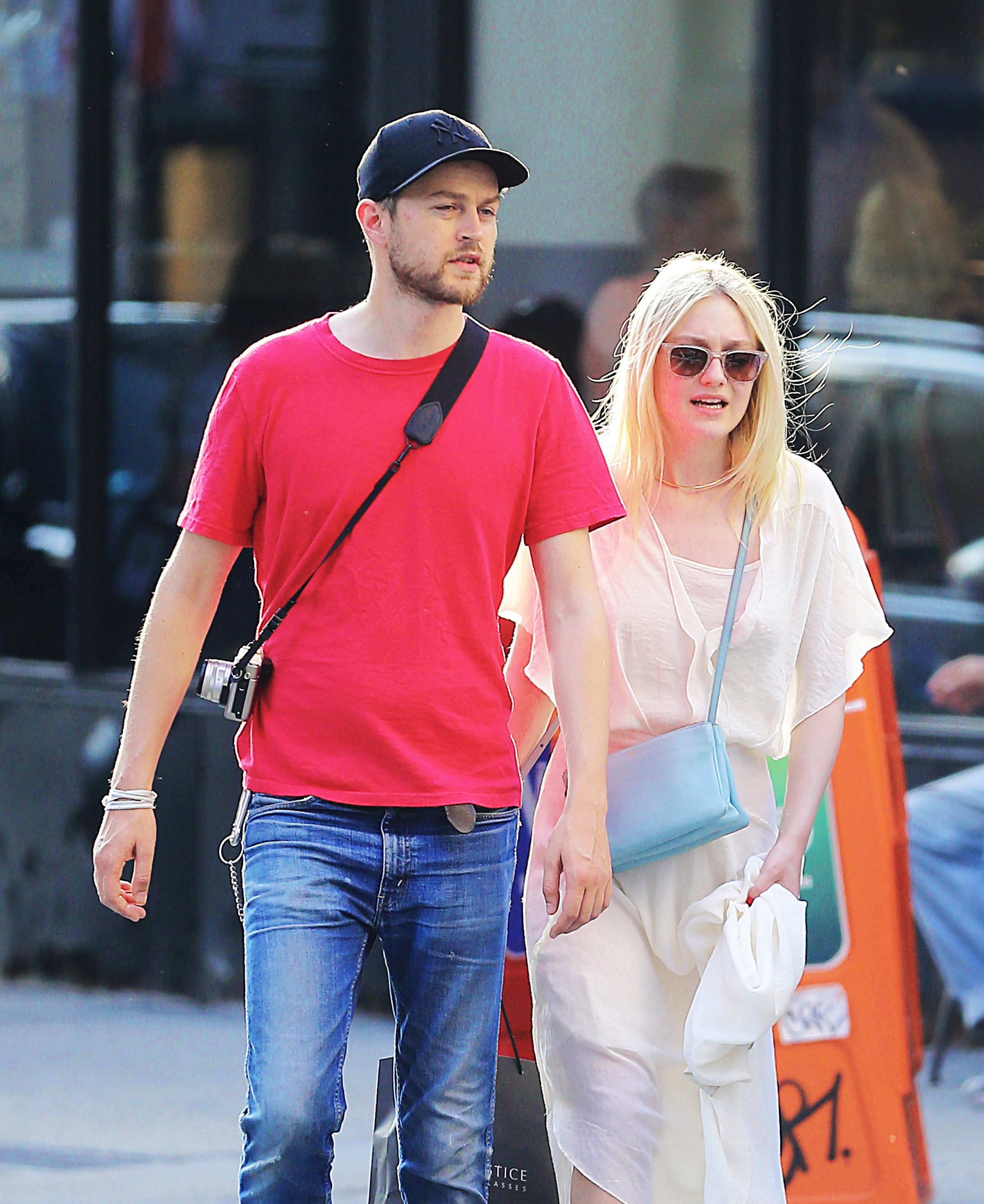 Дакота Фаннинг. Обворожительная Дакота и Джейми гуляют по улицам Нью-Йорка.