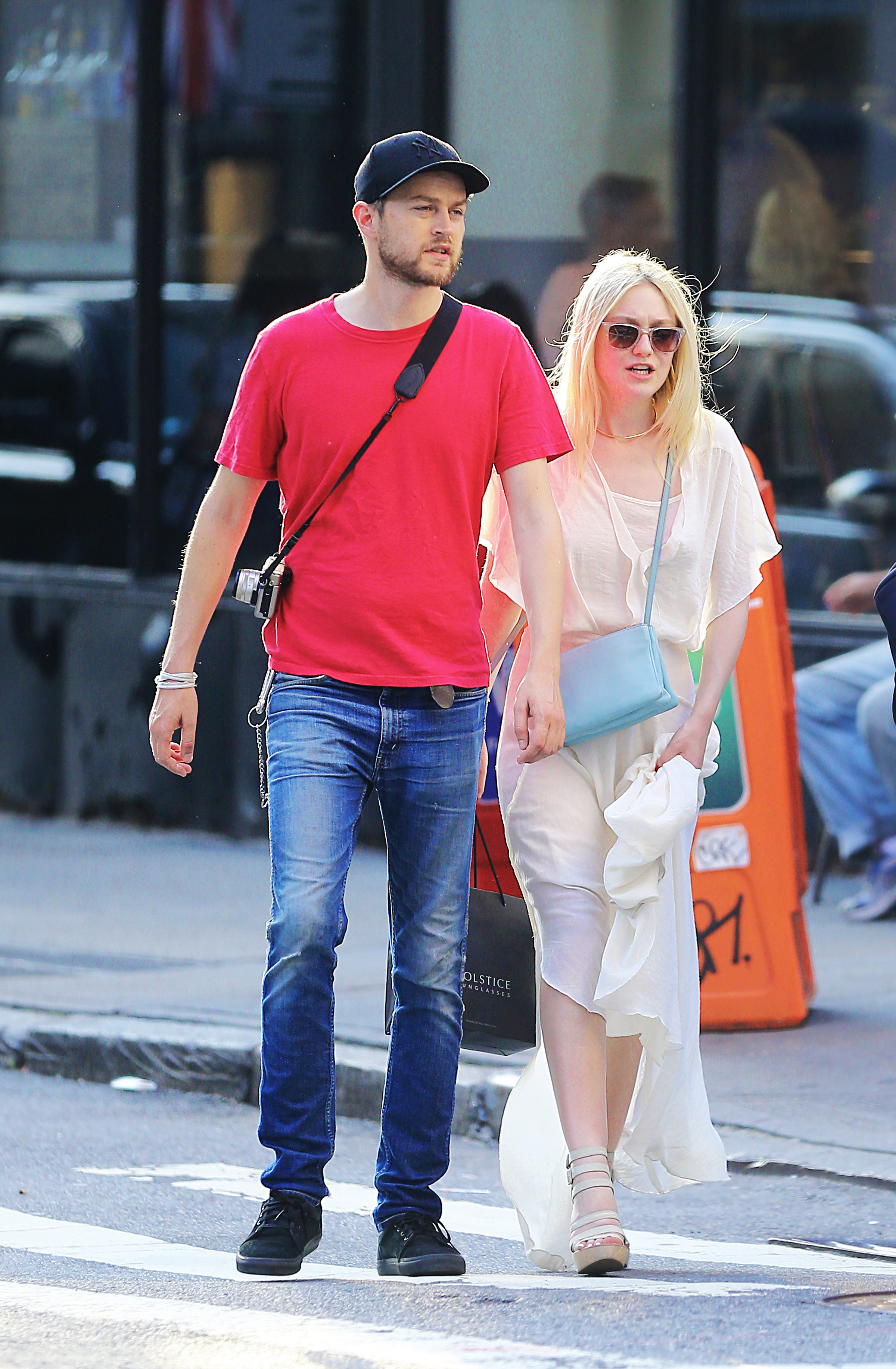 Дакота Фаннинг. Обворожительная Дакота и Джейми гуляют по улицам Нью-Йорка.