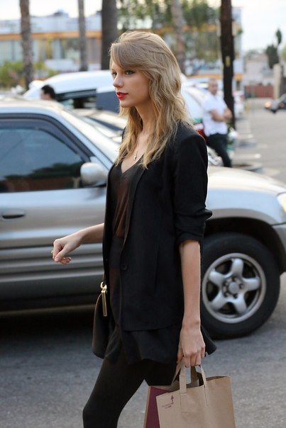 Тейлор Свифт. Тейлор покидает продуктовый магазин «Whole Foods» в Беверли-Хиллз, США.