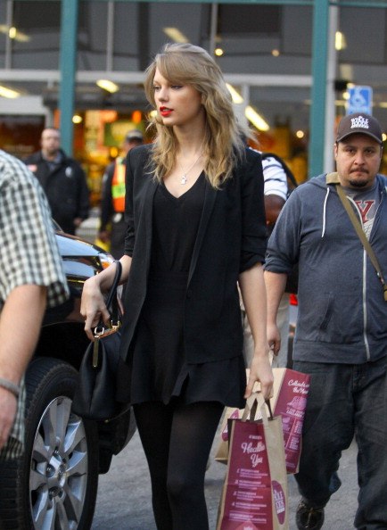 Тейлор Свифт. Тейлор покидает продуктовый магазин «Whole Foods» в Беверли-Хиллз, США.