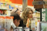 Тейлор Свифт. Тейлор покидает продуктовый магазин «Whole Foods» в Беверли-Хиллз, США.