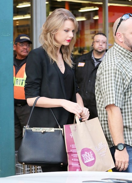 Тейлор Свифт. Тейлор покидает продуктовый магазин «Whole Foods» в Беверли-Хиллз, США.