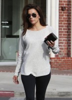 Ева Лонгория. Ева Лонгория занята делами в Беверли-Хиллз, штат Калифорния.