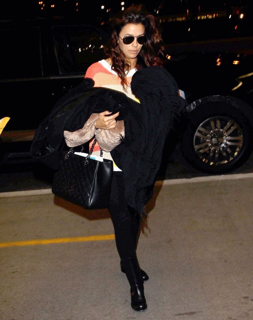 Ева Лонгория. Ева Лонгория  прибывает в аэропорт LAX, чтобы успеть на рейс до Нью-Йорке.