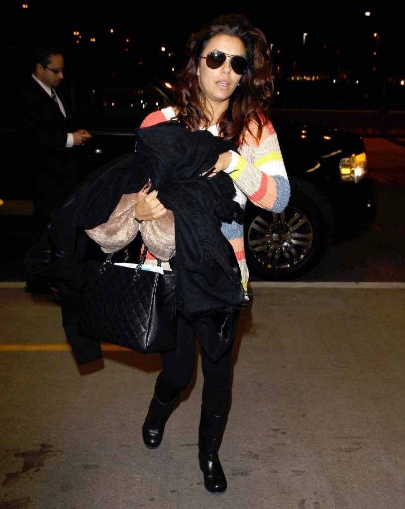 Ева Лонгория. Ева Лонгория  прибывает в аэропорт LAX, чтобы успеть на рейс до Нью-Йорке.