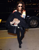 Ева Лонгория. Ева Лонгория  прибывает в аэропорт LAX, чтобы успеть на рейс до Нью-Йорке.