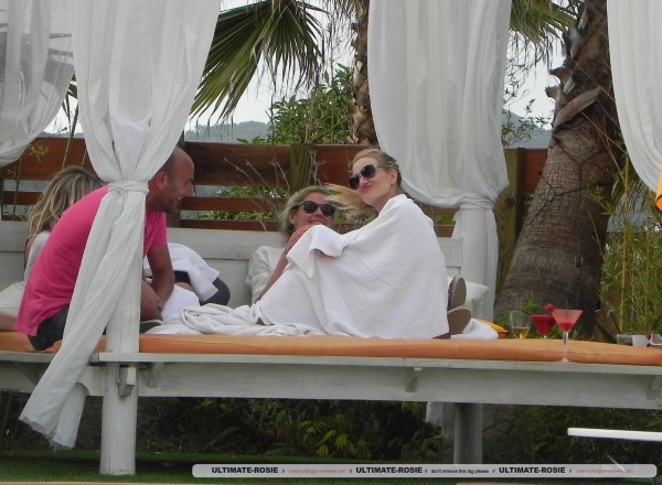 Роузи Хантингтон-Уайтли. Роузи отдыхает на Ибице