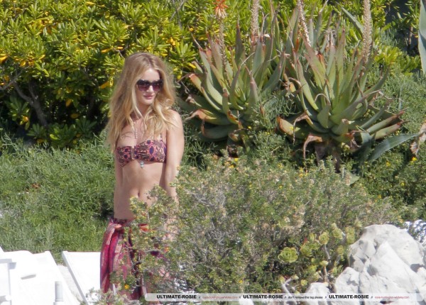 Роузи Хантингтон-Уайтли. Роузи и Джейсон были замечены на отдыхе в "Eden Roc"