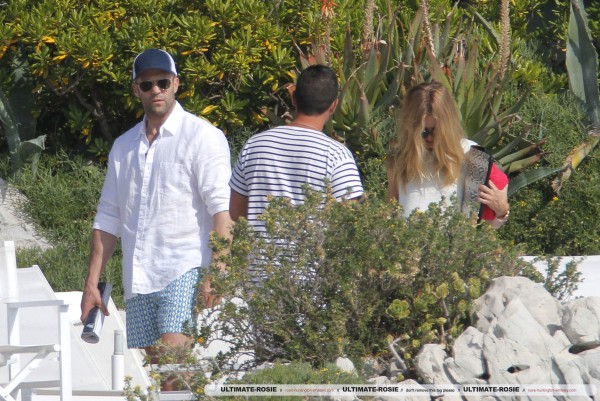 Роузи Хантингтон-Уайтли. Роузи и Джейсон были замечены на отдыхе в "Eden Roc"