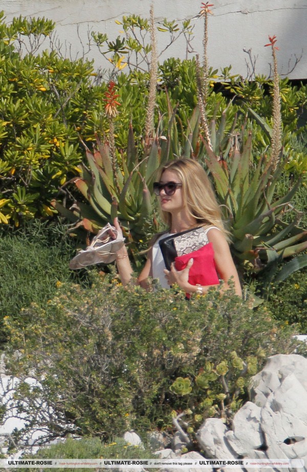 Роузи Хантингтон-Уайтли. Роузи и Джейсон были замечены на отдыхе в "Eden Roc"