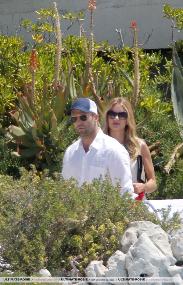 Роузи Хантингтон-Уайтли. Роузи и Джейсон были замечены на отдыхе в "Eden Roc"