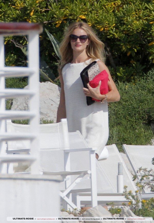 Роузи Хантингтон-Уайтли. Роузи и Джейсон были замечены на отдыхе в "Eden Roc"