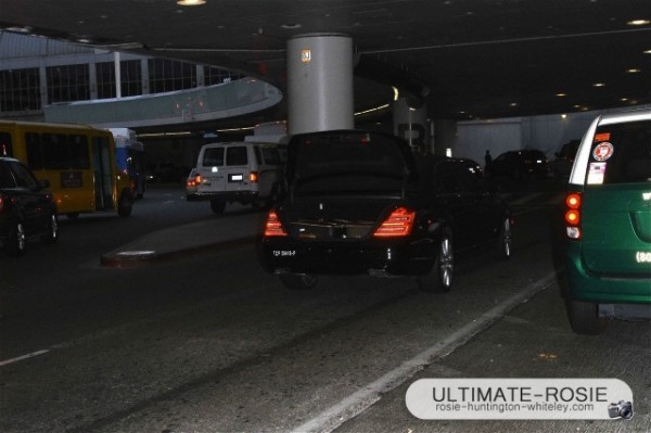 Роузи Хантингтон-Уайтли. Прибытие в аэропорт LAX (part 1)