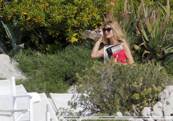 Роузи Хантингтон-Уайтли. Роузи и Джейсон были замечены на отдыхе в "Eden Roc"