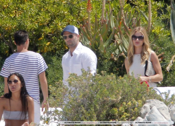 Роузи Хантингтон-Уайтли. Роузи и Джейсон были замечены на отдыхе в "Eden Roc"