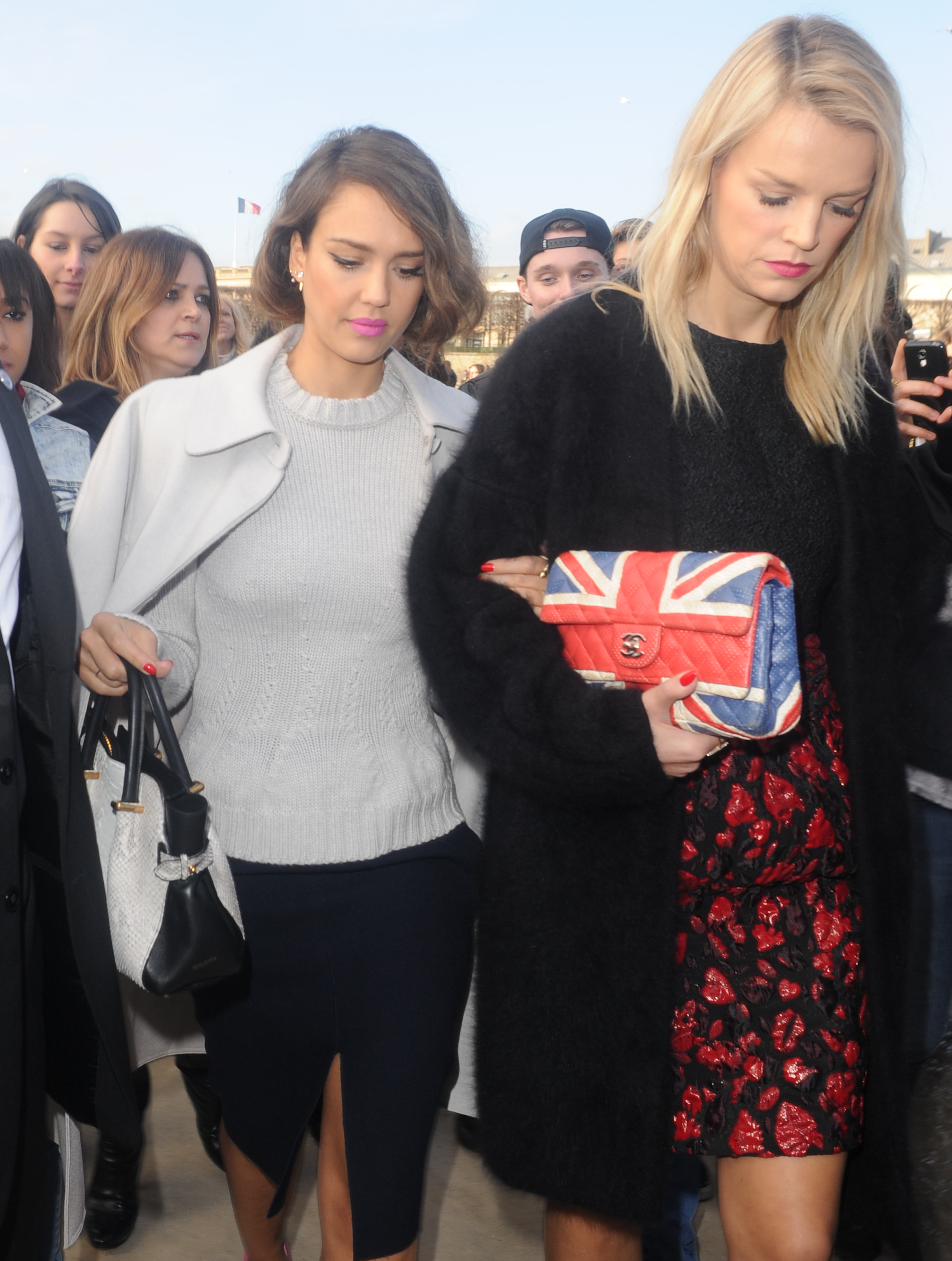 Джессика Альба. Джессика Альба на показе Nina Ricci в Париже