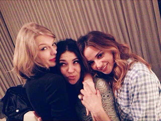 Тейлор Свифт.  Новые фото с вечеринки в честь выхода фильма «Этот неловкий момент».