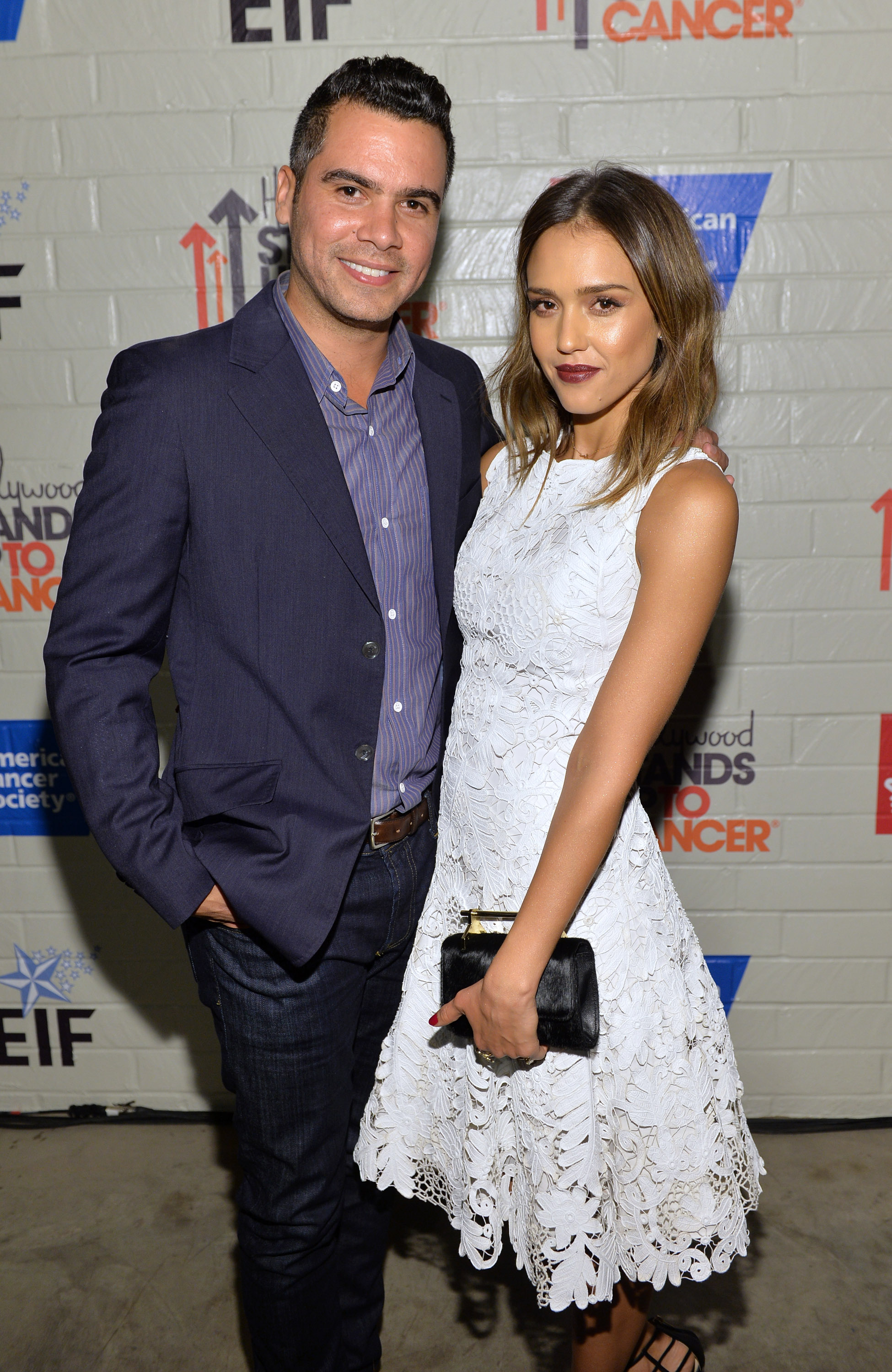 Джессика Альба. Джессика Альба с мужем Кэшем Уорреном на мероприятии "Hollywood Stands Up To Cancer"
