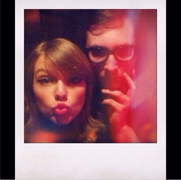 Тейлор Свифт.  Новые фото с вечеринки в честь выхода фильма «Этот неловкий момент».