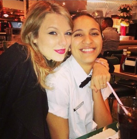 Тейлор Свифт.  Новые фото с вечеринки в честь выхода фильма «Этот неловкий момент».