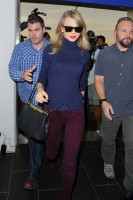 Тейлор Свифт. Тейлор была замечена в аэропорту «LAX» в Лос-Анджелесе, США. 