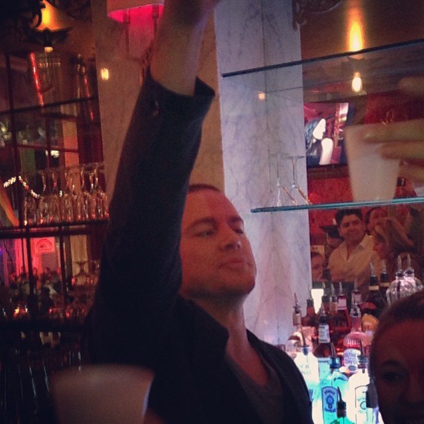 Ченнинг Татум. Ченнинг пьет пиво и за кого-то болеет в своем ресторане