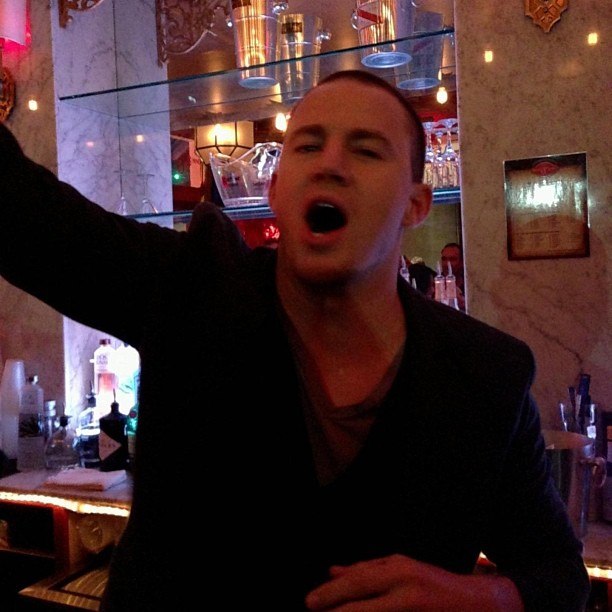 Ченнинг Татум. Ченнинг пьет пиво и за кого-то болеет в своем ресторане