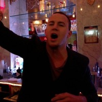 Ченнинг Татум. Ченнинг пьет пиво и за кого-то болеет в своем ресторане