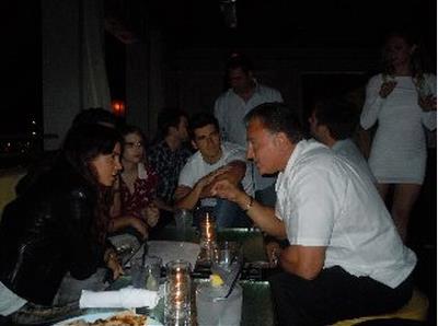 Никки Рид. Новые/старые фотографии Никки и Лиама Хемсворта в баре за 17 мая 2012 года.