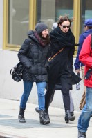 Оливия в компании подруги во время прогулки по городу