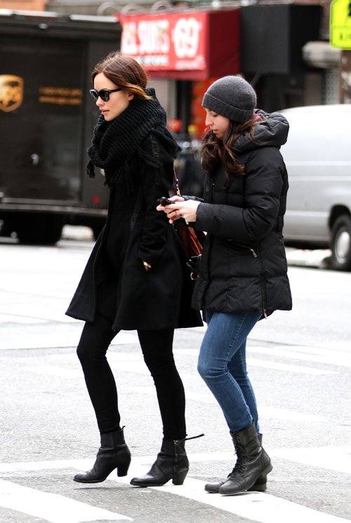 Оливия Уайлд. Оливия в компании подруги во время прогулки по городу