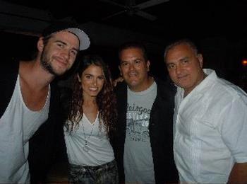 Никки Рид. Новые/старые фотографии Никки и Лиама Хемсворта в баре за 17 мая 2012 года.