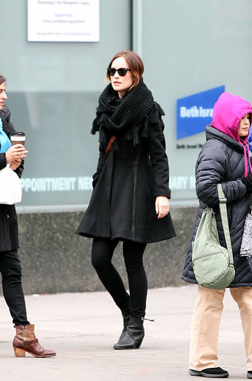 Оливия Уайлд. Оливия в компании подруги во время прогулки по городу