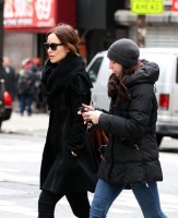 Оливия Уайлд. Оливия в компании подруги во время прогулки по городу