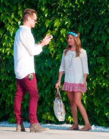 Эшли Тисдейл. Эшли покидает салон Andy Lecompte Salon с Крисом в Западном Голливуде