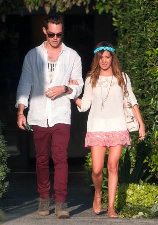 Эшли Тисдейл. Эшли покидает салон Andy Lecompte Salon с Крисом в Западном Голливуде