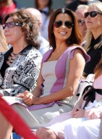 Ева Лонгория. Джейн Фонда оставила следы своих рук и ног на голливудской Аллее славы. Поддержать 75-летнюю актрису пришли Ева Лонгория, Джим Керри и Мария Шрайбер.